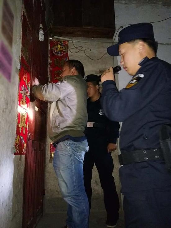 台南粗心妈妈误将幼女锁家中 民警全城寻开锁师傅开门